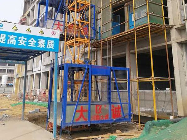 如何选择建筑物料提升机厂家